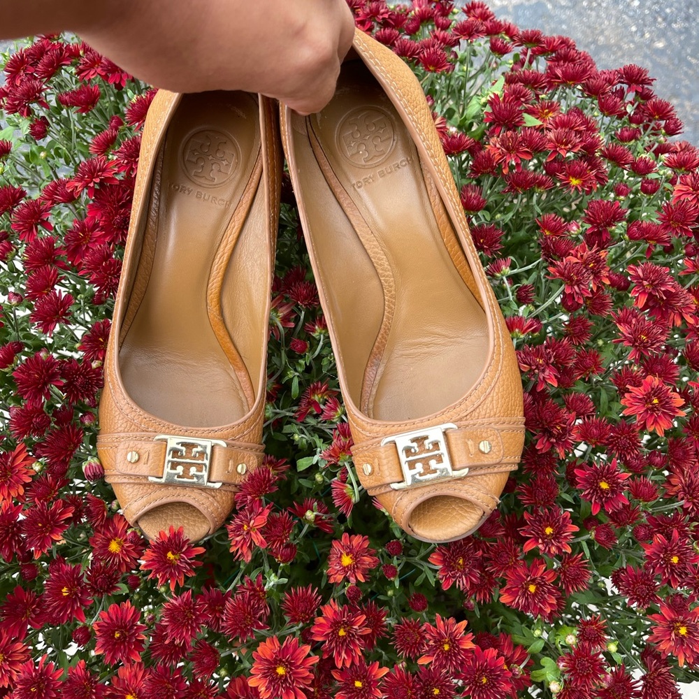 Tory Burch tan heel wedges small gold logo